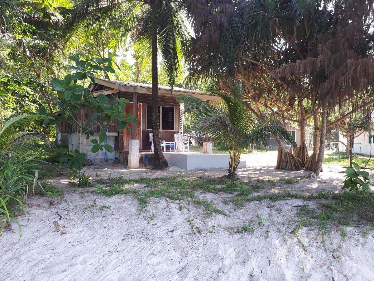 Phayam Friends Hotell Koh Phayam Exteriör bild